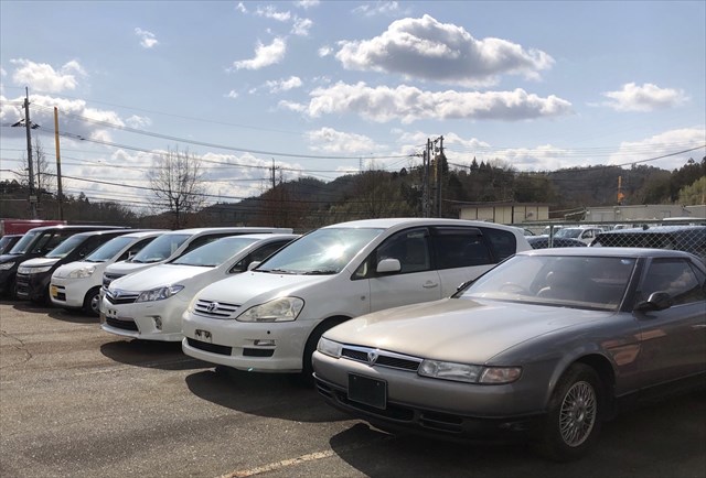 駐車場に並ぶ自動車